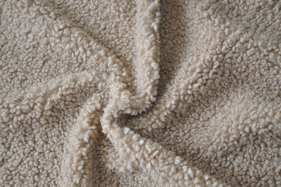 De beige Polyester van fauxsherpa 100% of met Wol 150cm CW of Regelbare Afwijking breide Gerecycleerde Stof