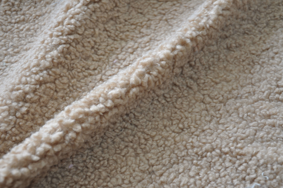 De beige Polyester van fauxsherpa 100% of met Wol 150cm CW of Regelbare Afwijking breide Gerecycleerde Stof