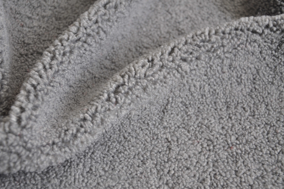 De grijze Polyester van fauxsherpa 100% of met Wol 150cm CW of Regelbare Afwijking breide Gerecycleerde Stof