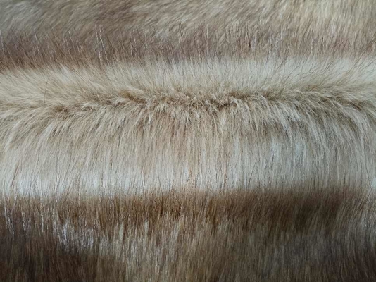 Het verven van puntig lang haar is de eerste keuze voor het maken van bont kragen
