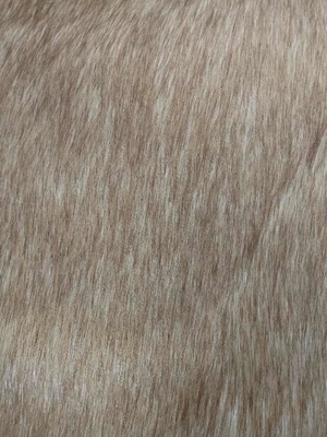 Het verven van puntig lang haar is de eerste keuze voor het maken van bont kragen